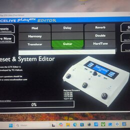 Fotografie zachycuje obrazovku počítače s otevřeným programem VoiceLive Play GTX Editor (Free Edition). V horní části je nápis VOICELIVE playGTX EDIT…