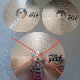 Tři kovové činely stříbrné barvy s koncentrickým rýhováním. Všechny tři mají nápis pAiste pst 3, přičemž u horního levého je doplněno 17" HAND HAMMER…