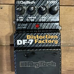 Kytarový efekt s povrchem v optice karbonu. Na horní části je bílý nápis Digitech a X-SERIES, čtyři ovládací knoflíky s popisky LEVEL LOW, MID FREQ.…