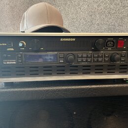 Stříbrný rackový case obsahuje dvě zařízení značky SAMSON. Horní jednotka má nápis PowerBrite PB10, ovládací prvky pro SHIMMER a LAMP a červený vypín…