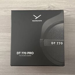 Černá čtvercová krabice s obrázkem sluchátek. Na horní části je bílé logo a nápis beyerdynamic, vpravo je uveden model DT 770. V levém dolním rohu je…