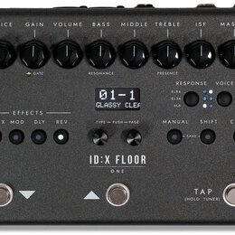 Černý kytarový procesor ID:X FLOOR ONE s řadou ovládacích knoflíků a displejem. Na horní straně jsou nápisy VOICE, GAIN, VOLUME, BASS, MIDDLE, TREBLE…