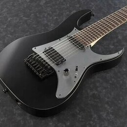 Černá elektrická kytara s matným povrchem a šedým pickguardem. Nástroj má dva humbuckery, tremolo most a hnedý hmatník. Na kytáře nejsou viditelné žá…