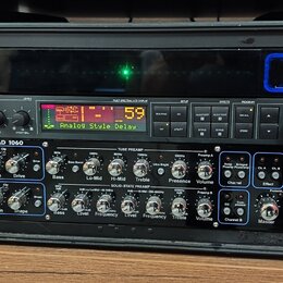 Tři rackové jednotky v černém rackovém pouzdře. Horní jednotka má logo KORG, modré podsvícení a displej s nápisem Analog Style Delay a číslem 59. Pro…