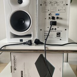 Dvě bílé studiové monitory značky KALI, jeden zepředu a druhý zadní stranou. Zadní panel obsahuje nápis LP-6 Professional Studio Monitor, logo KALI a…