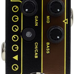 Kompaktní efekt pedál s černým a hnědým povrchem, ohraničený žlutou čarou. Na horní části jsou nápisy DC 9V, VOL, GAIN, CH/CAB, TRE, MID a BASS. V do…