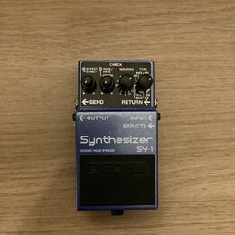 Modrý efekt pedál s nápisy Synthesizer a SY-1. Na horním panelu jsou dva černé otočné knoflíky s popisky RATE a DEPTH, přepínač EFFECT/DIRECT, TONE a…