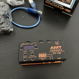 Černý kompaktní efekt pedál s oranžovým spodním okrajem. Na horní straně je nápis AMT PANGAEA IR CONVOLUTION PLAYER CP-100, malý displej a ovládací t…