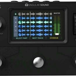 Černý loop studio přístroj s nápisy AEROS a SINGULAR SOUND. Zařízení má pět kovových tlačítek, displej zobrazující modré zvukové vlny a zelený indiká…