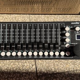 Černý DMX kontrolér s nápisem eurolite DMX MOVE CONTROL 512. Zařízení obsahuje 16 posuvníků s bílými popisky čísel od 1/R do 16, řadu bílých tlačítek…