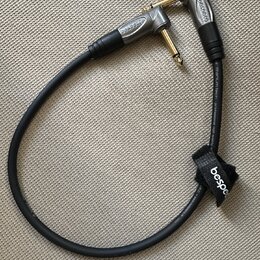 Černý instrumentální kabel s pozlacenými konektory a šedými kovovými kryty. Na obou konektorech i na černém suchém stahovátku je uveden nápis bespeco…