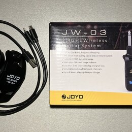 Na fotografii je bezdrátový systém pro kytaru značky JOYO, model JW-03, v originálním balení. Sada obsahuje černý vysílač s nápisem JOYO TRANSMITTER…