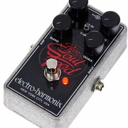 Kytarový efekt v šedém kovovém šasi s černým ovládacím panelem. Na panelu je červený nápis Bass Soul Food a bílý nápis electro-harmonix NEW YORK CITY…