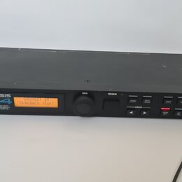 Černý rackový modul s nápisem ALESIS D4 a textem HIGH SAMPLE RATE 10 kHz SAMPLE STEREO SAMPLES. Uprostřed se nachází oranžový displej s nápisem DRUMS…