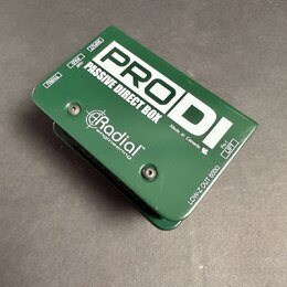 Zelená pasivní DI box s kovovým šasi. Na horní straně je bílý nápis PRODI a PASSIVE DIRECT BOX, vpravo dole text Made in Canada s ikonou javorového l…
