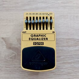 Žlutý kytarový pedál s nápisem GRAPHIC EQUALIZER a označením modelu EQ700. V horní části jsou posuvníky s popisy frekvencí 100, 200, 400, 800, 1.6k,…
