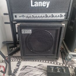 Kytarové kombo tvořené hlavou a kabinetem značky Laney. Na přední straně hlavy je nápis TUBE FUSION TF700 a na kabinetu je náleplka SESSION. Před zes…