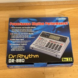 Fotografie znázorňuje originální kartonovou krabici od rytmického automatu. Na krabici je výrazné logo BOSS a nápis Powerhouse Rhythm Performance!. V…