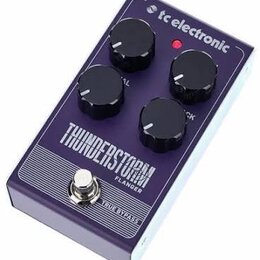 Fialový kytarový efekt s nápisem THUNDERSTORM FLANGER a označením TRUE BYPASS. Na horní straně jsou tři černé otočné knoflíky a logo tc electronic s…