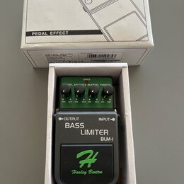Efektový pedál v bílém kartonovém boxu s nápisem PEDAL EFFECT a nákresem komba. Pedál je zelený a černý s nápisy OUTPUT, INPUT, BASS LIMITER a BLM-I.…