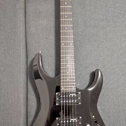 Černá elektrická kytara s lesklým povrchem a šesti strunami. Na hlavě hmatníku je bílý nápis LTD. Nástroj má dva humbuckery, jeden ovládací knoflík a…
