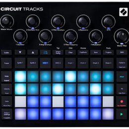 Černý sekvenční syntetizátor s nápisem CIRCUIT TRACKS a logem v pravém horním rohu. Horní část obsahuje osm otočných ovladačů s popisy jako Master Vo…