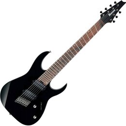 Černá elektrická kytara s hnědým hmatníkem a šesti strunami. Na hlavě je bílé logo Ibanez. Nástroj má dva humbuckery, Tremolo most a jeden ovládací k…