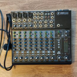 Mixovací pult s černým šasi a stříbrno-šedým horním panelem. V pravém horním rohu je logo značky a nápis 1202VLZ4 WITH ULTRA-LOW NOISE DESIGN. Zaříze…