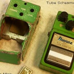 Dvě zelené kytarové efektové pedály. Pravá pedál má tři černé oválné knoflíky a štítek s nápisy Ibanez, TS9 a Tube Screamer. Levá pedál je rozebraná,…