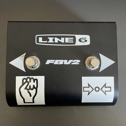 Černý kovový pedál s dvěma stříbrnými spínači. Na horní části je bílé logo LINE 6 a pod ním nápis FBV2. V dolní části jsou dvě bílá grafická znamení:…