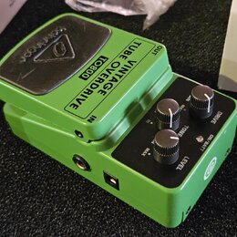 Zelený kytarový efekt s černým ovládacím panelem a černým spínacím pedálem. Na horní části je nápis VINTAGE TUBE OVERDRIVE TO800 a na pedálu logo tec…