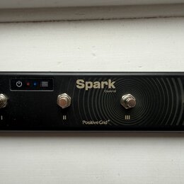 Černý ovladač s čtyřmi kovovými spínači, které jsou podepsány římskými číslicemi I, II, III a IV. Na horní části je nápis Spark Control a v dolní čás…