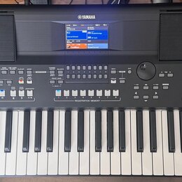 Černý digitální klavír značky YAMAHA s modelem PSR-SX600. Nástroj má v horní části displej a dvě integrovaná reproduktory s mřížkou. Ovládací panel o…