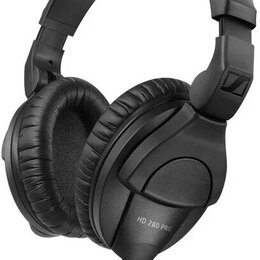 Černé náhlavové sluchátka s polstrováním na hlavě a mušlích. Na pravém stupnu náhlavové stěny je nápis SENNHEISER a na mušli model HD 280 PRO. Na bok…