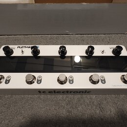 Bílý kytarový efektový pedalboard značky tc electronic s nápisem TONEPRINT PEDALBOARD. Horní část obsahuje pět černých otočných knoflíků a dva přepín…