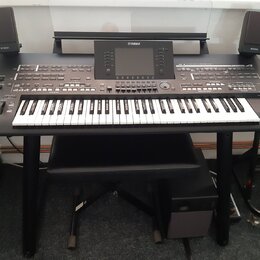 Černý digitální klavír s bílými a černými klávesami na černém stojanu. Na horním panelu je displej a nápisy YAMAHA a MONTAGE8. Součástí sestavy jsou…