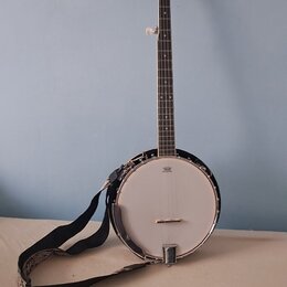 Černý banjo s bílou membránou a kovovým rímcem. Na hlavě hředu je viditelně nápis „Ruby Pearl“. K nástroji je přiložen černý popruh s bílým vzorem.