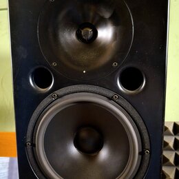 Černý reproduktor s logem YAMAHA v levém horním rohu. Je vybaven jedním výškoveým a jedním basovým reproduktorem, mezi kterými jsou umístěny dva kula…