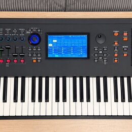 Černý digitální klavír s bílými a černými klávesami. Na levé straně je nápis YAMAHA s logem, na pravém boku svisle nápis MODX8. V horní části se nach…