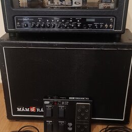 Černý kytarový zesilovač Line 6 Spider IV HD umístěný na černé reproduktorové skříni. Na předním panelu zesilovače jsou viditelné ovládací prvky a ná…
