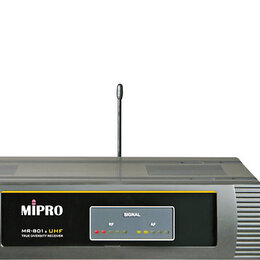 Sada bezdrátového mikrofonního systému značky MIPRO v tmavě šedém provedení. Přijímač má nápis MIPRO, MR-801 a UHF TRUE DIVERSITY RECEIVER a je vybav…