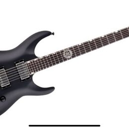 Černá elektrická kytara s matným povrchem a dvěma humbuckery. Na hlavě nástroje je bílé logo Ltd. Na hrazence je vidět kulatý znak s nečitelným nápis…