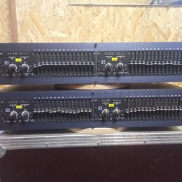 Dvě identické rackové jednotky značky dbx PROFESSIONAL PRODUCTS, model iEQ-15 Equalizer/Limiter with TYPE V NR and AFS. Černý kovový povrch s řadou p…
