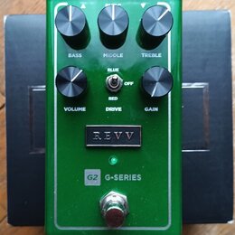 Zelený kytarový efekt s pětí knoflíky a přepínačem. Na přístroji jsou nápisy BASS, MIDDLE, TREBLE, VOLUME, GAIN a DRIVE s přepínačem označeným BLUE,…