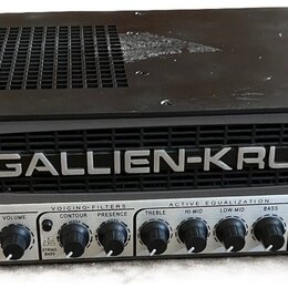 Černý basový zesilovač s nápisem GK GALLIEN-KRUEGER a označením modelu 700RB. Na předním panelu jsou umístěny ovládací knofíky a přepínače rozdělené…