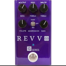 Fialový kytarový efekt s nápisy REVV G3 a G SERIES. Na horní straně jsou tři ovládací knoflíky s popisky BASS, MIDDLE a TREBLE, pod nimi jsou další d…