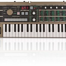 Kompaktní synthesizer v šedé barvě s klaviaturaí. Na horním panelu jsou viditelné nápisy KORG a microKORG, červený digitální displej s číslem 647 a r…