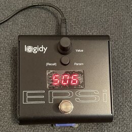 Černý efektový pedál v kovovém šasi s nápisem logidy a EPSi. Na horní straně se nachází otočný knoflík s popiskem Value a dvě tlačítka označená jako…