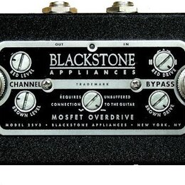 Černý kytarový pedál s kovovým předním panelem. Na panelu je nápis BLACKSTONE APPLIANCES, MOSFET OVERDRIVE a MODEL 3SV3 • BLACKSTONE APPLIANCES • NEW…