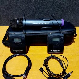 Sada bezdrátového mikrofonu značky SENNHEISER model EW 100 G, obsahující černý mikrofon s fialovým prstencem u spodní části a dva černé přijímače. Na…